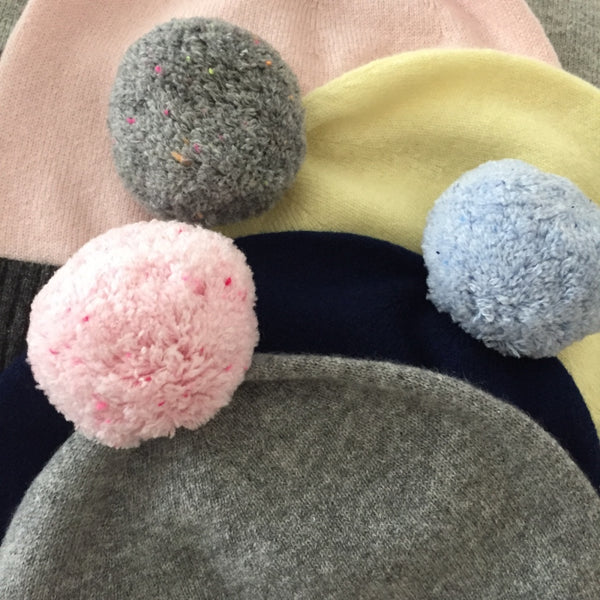 POM POMS 💗🤍💙